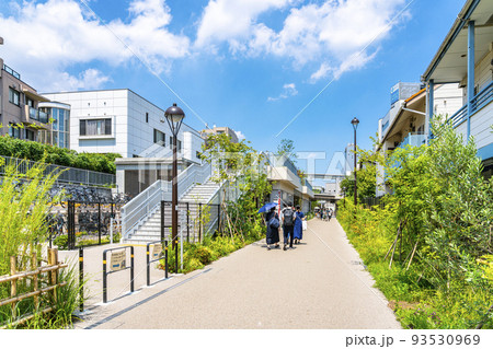 【東京都】綺麗に整備された下北沢駅前の下北線路街 【東京都】綺麗に整備された下北沢駅前の下北線路街 93530969