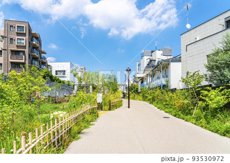 【東京都】綺麗に整備された下北沢駅前の下北線路街 【東京都】綺麗に整備された下北沢駅前の下北線路街 93530972