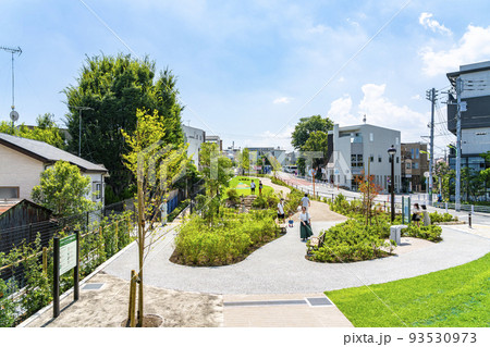 【東京都】綺麗に整備された下北沢駅前の下北線路街 93530973