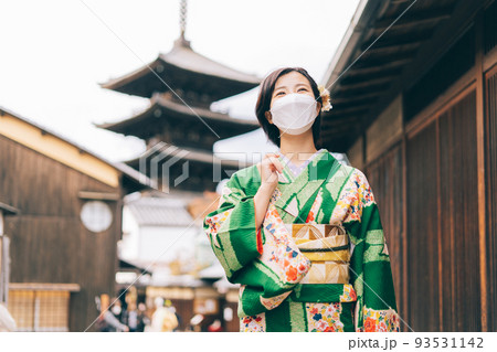 京都観光するマスクをした着物の女性 京都観光するマスクをした着物の女性 93531142