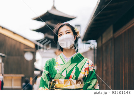 京都観光するマスクをした着物の女性 京都観光するマスクをした着物の女性 93531148