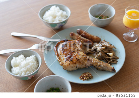 チキンソテーの食卓 93531155