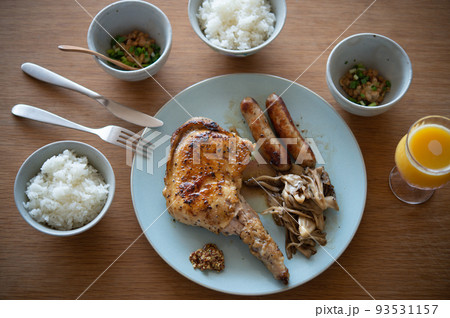 チキン、ソーセージ、舞茸のソテーの食卓 チキン、ソーセージ、舞茸のソテーの食卓 93531157