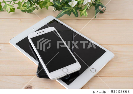 今や必須アイテムスマートフォンとタブレット 今や必須アイテムスマートフォンとタブレット 93532368