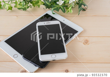 今や必須アイテムスマートフォンとタブレット 今や必須アイテムスマートフォンとタブレット 93532370