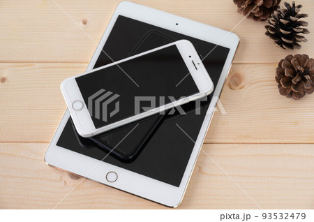 今や必須アイテムスマートフォンとタブレット 93532479