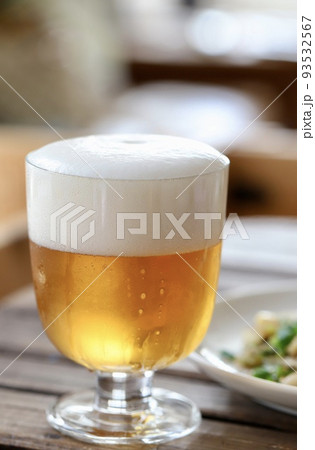 ゴブレットグラスに入れた宅飲みのビールとおつまみ 93532567