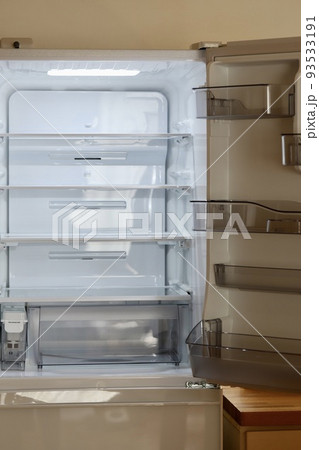 食品を入れる前の新品の冷蔵庫　冷蔵室 93533191