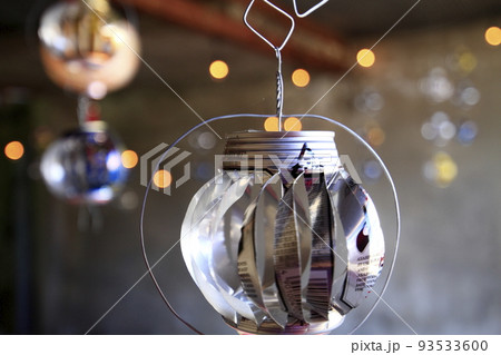 空き缶の風車が吊るされている部屋 93533600