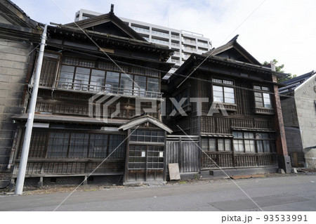 日本の古い木造二階建アパート/狭小住宅/一戸建て/昭和建築 日本の古い木造二階建アパート/狭小住宅/一戸建て/昭和建築 93533991