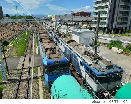 発車待ちをする貨物列車たち 93534142