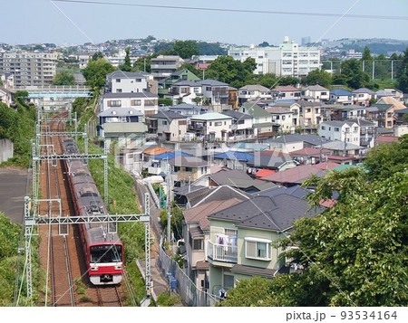 住宅街の中を走る京急線と梅林小学校 住宅街の中を走る京急線と梅林小学校 93534164