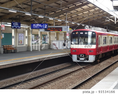 立会川駅をゆく京急線 93534166