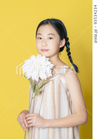 花を持った少女 写真館 花を持った少女 写真館 93534234