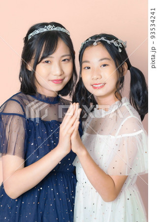 ドレスを着た二人の少女のポートレート 93534241