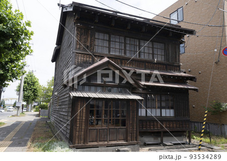日本の古い木造二階建アパート/狭小住宅/一戸建て/昭和建築 日本の古い木造二階建アパート/狭小住宅/一戸建て/昭和建築 93534289
