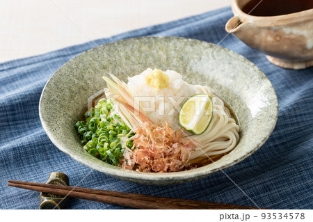 夏の定番!冷やしぶっかけうどん 夏の定番!冷やしぶっかけうどん 93534578