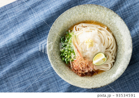 夏の定番！冷やしぶっかけうどん 93534591