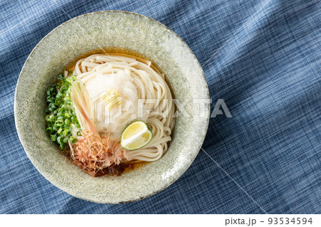 夏の定番！冷やしぶっかけうどん 93534594
