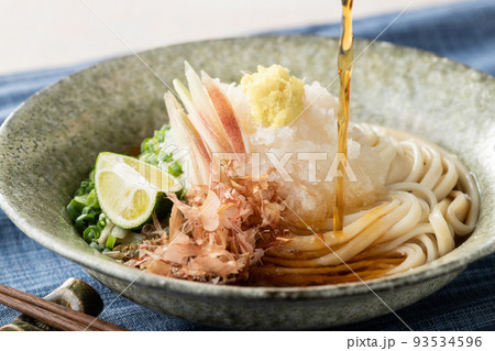夏の定番！冷やしぶっかけうどん 93534596