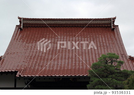 日本の寺院。赤瓦の屋根のクローズ アップ 93536331