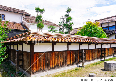 伝統的な町屋様式で復元された防災センターくら用心（鳥取県倉吉市） 93536350