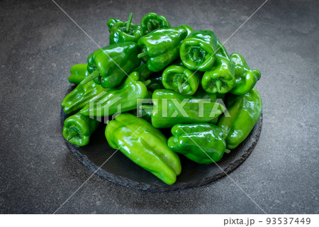 ピーマン、石目の背景 93537449