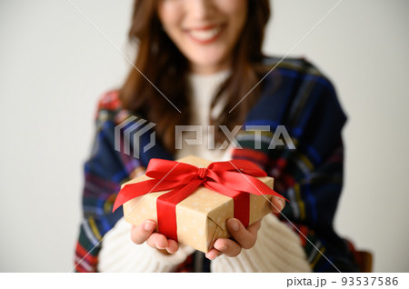 プレゼントのイメージ クリスマスやバレンタインに プレゼントのイメージ クリスマスやバレンタインに 93537586