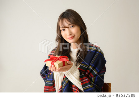 プレゼントのイメージ　クリスマスやバレンタインに 93537589