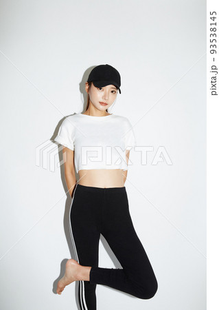 スポーティなファッションをした若い女性のポートレート スポーティなファッションをした若い女性のポートレート 93538145