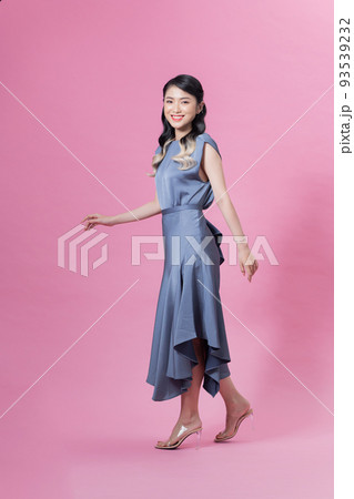 Fashion vogue style portrait of young happy smiling woman, copy space. 93539232