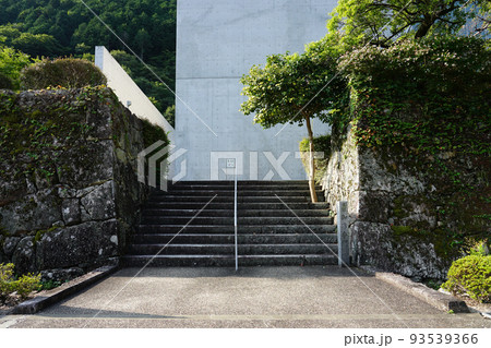 成羽陣屋跡に建つ高梁市成羽美術館（岡山県高梁市） 93539366