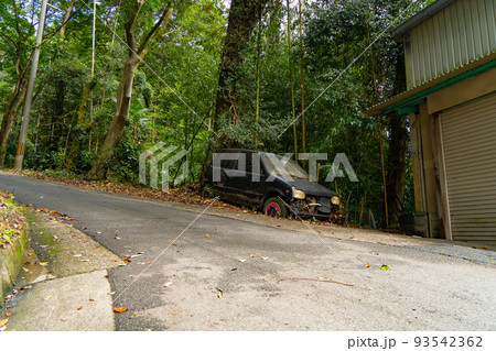 山中の道沿いに放置された軽自動車 山中の道沿いに放置された軽自動車 93542362