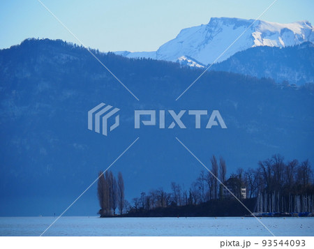 スイス、ルツェルン湖畔からアルプスを望む 93544093