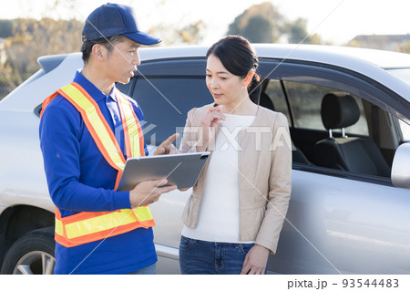 車が故障してロードサービスを呼んだミドル女性 車が故障してロードサービスを呼んだミドル女性 93544483