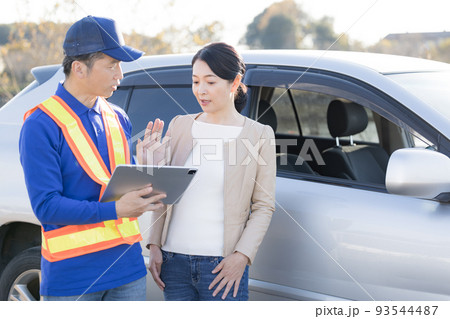 車が故障してロードサービスを呼んだミドル女性 93544487