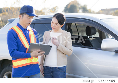 車が故障してロードサービスを呼んだミドル女性 93544489