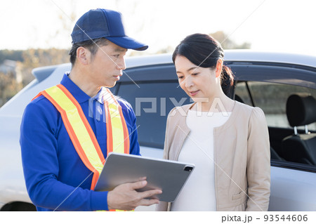 車が故障してロードサービスを呼んだミドル女性 93544606