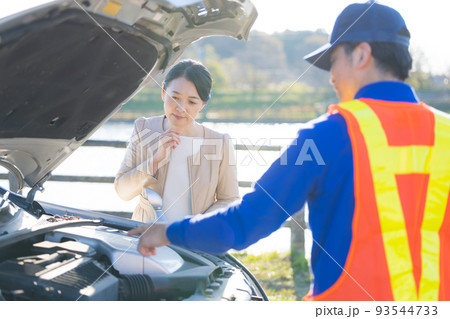 車が故障してロードサービスを呼んだミドル女性 93544733