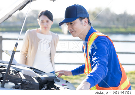 車が故障してロードサービスを呼んだミドル女性 93544735