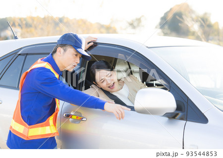 車が故障してロードサービスを呼んだミドル女性 93544853