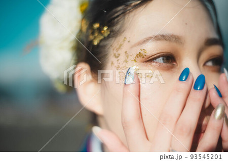 和装ヘアメイクの女性 93545201