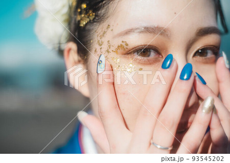 和装ヘアメイクの女性 93545202