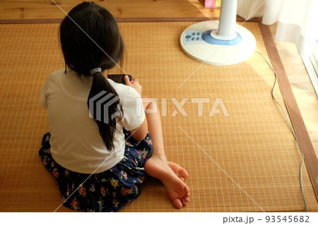 子供の後ろ姿 子供の後ろ姿 93545682