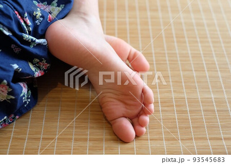 子供の後ろ姿 小学生 子供の後ろ姿 小学生 93545683