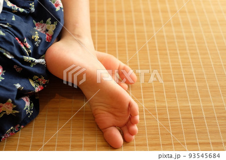 子供の後ろ姿 子供の後ろ姿 93545684