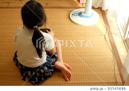 子供の後ろ姿 93545686