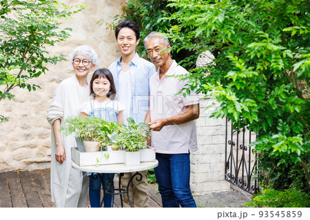 三世代家族で仲良くガーデニング 93545859