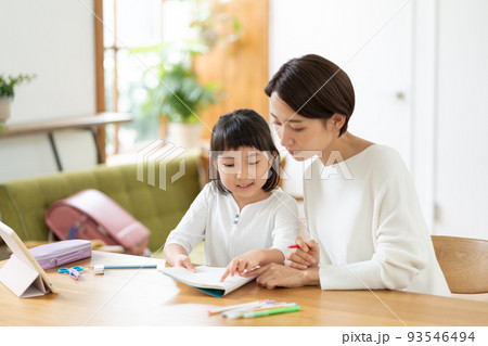 リビングで勉強する小学生の女の子とママ 93546494