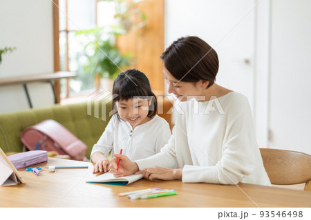 リビングで勉強する小学生の女の子とママ リビングで勉強する小学生の女の子とママ 93546498